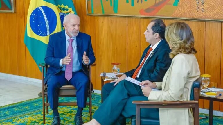 Lula veta uso de celulares em gabinete: ‘não é seguro’