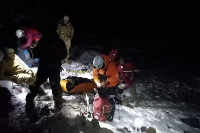 Homem de 71 anos é resgatado após ficar preso no vulcão Lanín, na Argentina