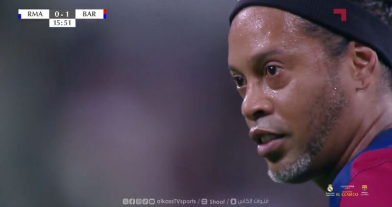 Ronaldinho Gaúcho faz golaço de falta contra o Real Madrid em jogo de ‘lendas’