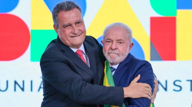 Ministro de Lula culpa feriado nos EUA pela alta do dólar; Bolsonaro ironiza