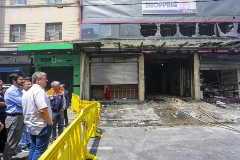 Governo Tarcísio disponibiliza R$ 100 mi em crédito para lojistas do Brás afetados por incêndio