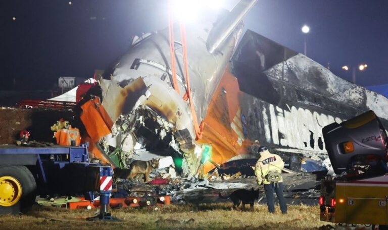 Tragédia aérea em Muan: avião colide com muro e deixa 177 mortos na Coreia do Sul