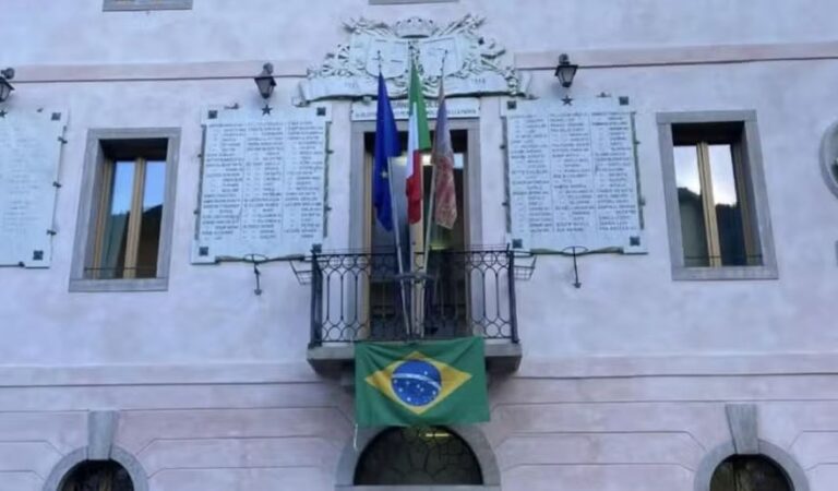 Prefeito italiano é denunciado por hastear bandeira do Brasil em protesto contra excesso de cidadania