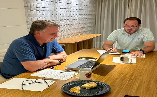 Bolsonaro e Flávio parabenizam Carlos Bolsonaro por seus 42 anos