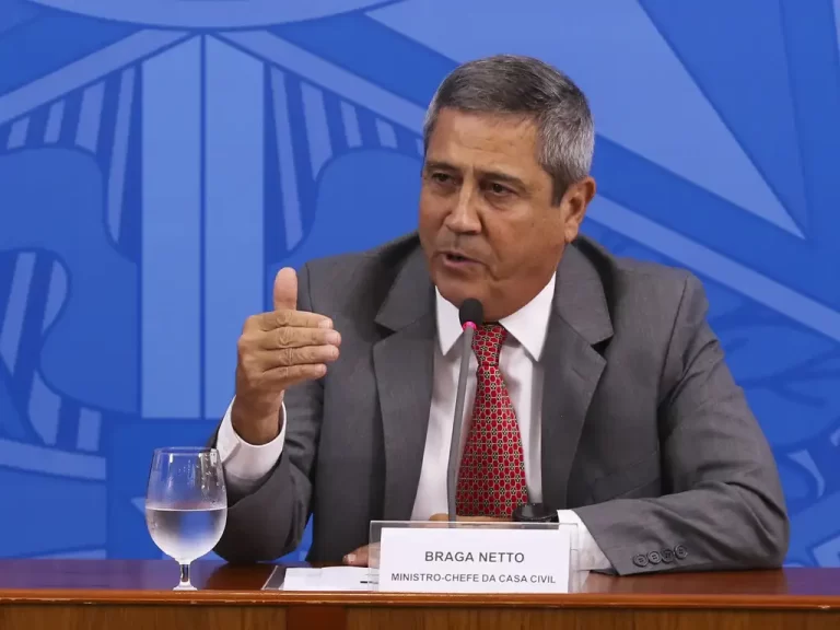 Moraes exige detalhes da viagem de Braga Netto antes de acareação com Cid