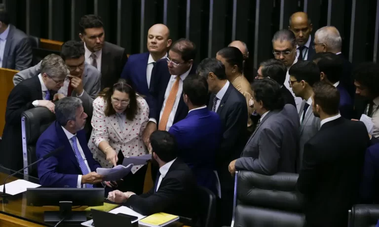 Câmara aprova PEC do corte de gastos que altera abono salarial