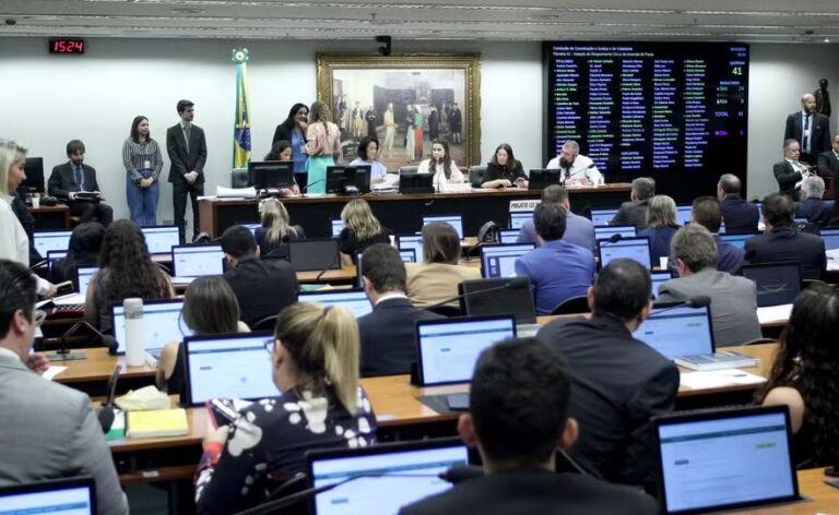 CCJ da Câmara aprova proposta de recontagem física dos votos