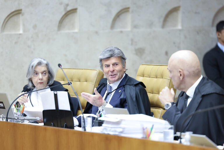 Fux procurou Moraes para ‘avisar’ que aplicaria pena menor a Débora Rodrigues