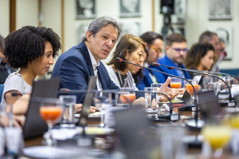 Haddad diz que direita ‘não quer pagar imposto’ e esquerda, ‘não quer conter gasto’