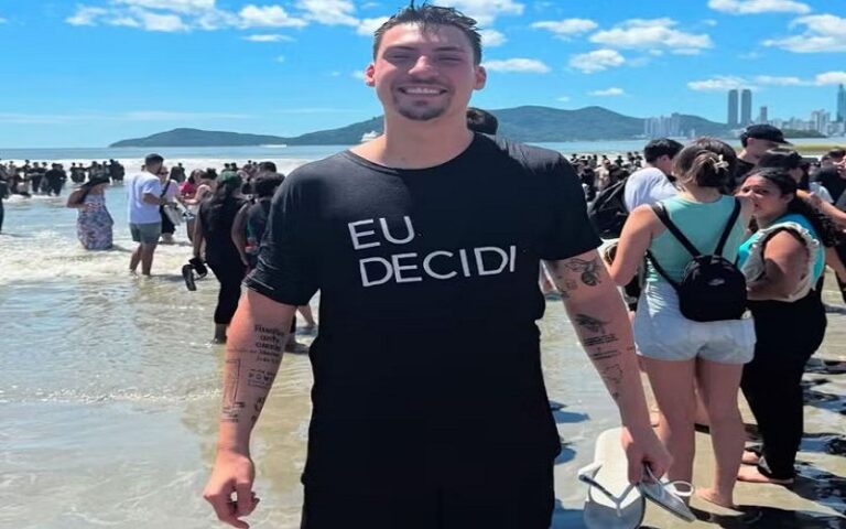 Jair Renan é batizado em igreja ‘Sara Nossa Terra’