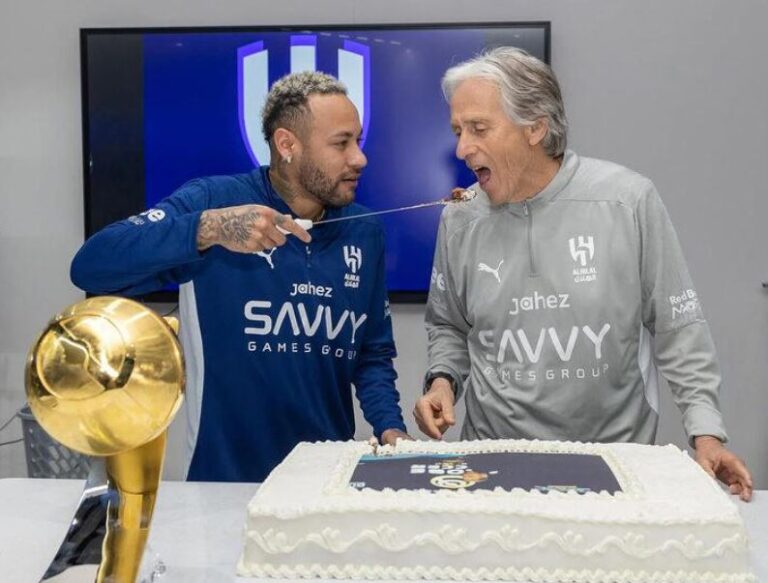 Jorge Jesus ganha bolo surpresa no Al-Hilal e é servido por Neymar