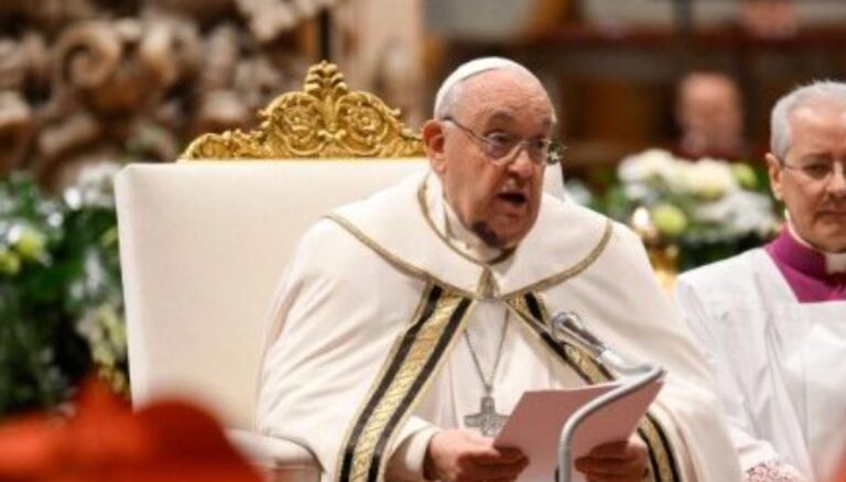 Papa Francisco aparece com hematoma em cerimônia no Vaticano