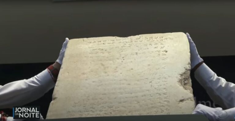 Tábua completa dos Dez Mandamentos será leiloada por valor milionário nos EUA