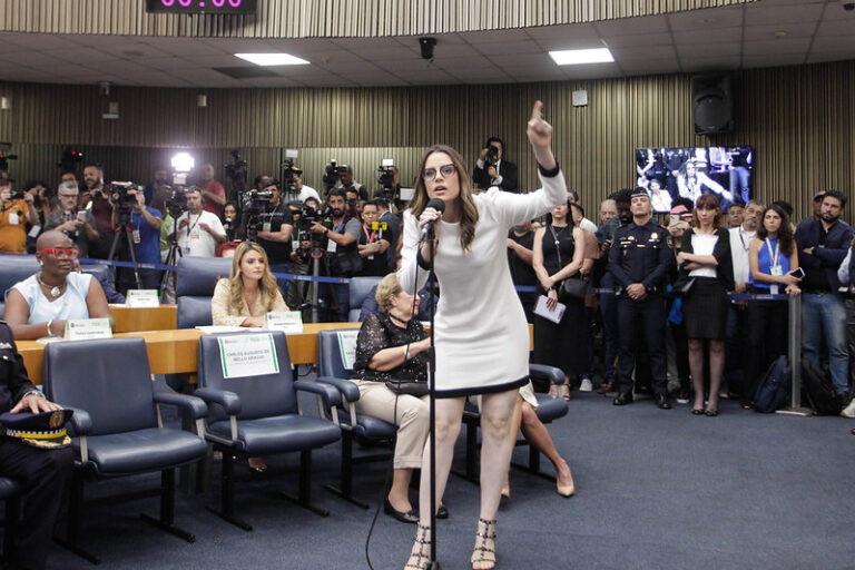 Zoe Martínez exalta Bolsonaro e provoca gritaria da esquerda na Câmara de Vereadores de SP