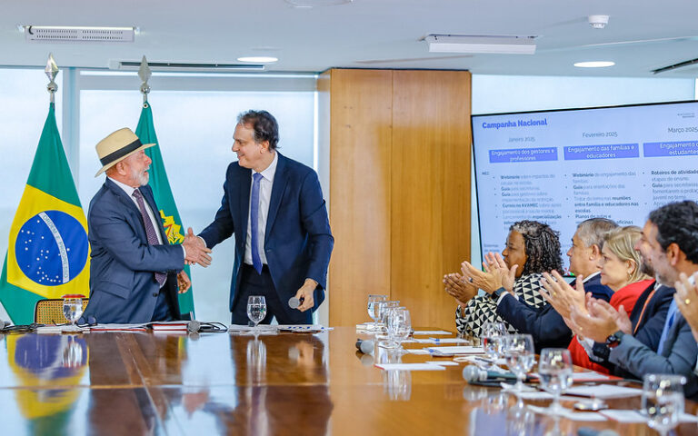 Lula sanciona proibição de celulares nas escolas