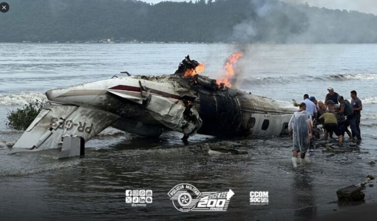 Avião de pequeno porte sai da pista, explode e cai no mar em Ubatuba (SP)