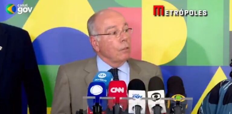 Ministro de Lula é questionado sobre falta de críticas em deportações no governo Biden: “Por que só agora?”
