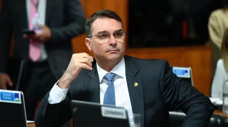 Flávio Bolsonaro: ‘não há outro caminho’ a não ser o impeachment de Moraes