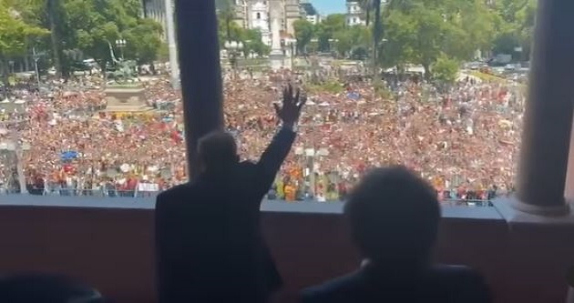 Milei recebe opositor de Maduro diante de multidão na Argentina
