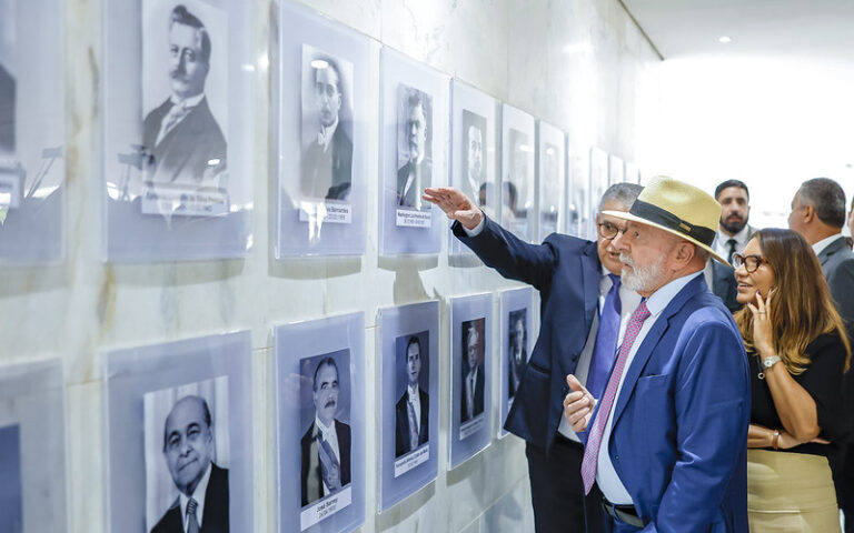 Lula dá bronca em assessor e pede que galeria do Planalto mencione ‘mentiras’ de Bolsonaro e ‘golpe’ a Dilma