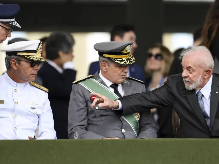 Comandante da Marinha vai a encontro de Lula explicar vídeo que ironiza ‘privilégios’ na carreira militar’