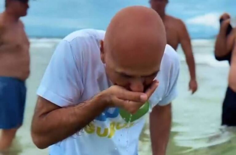 Prefeito de Guarujá bebe água do mar para dizer que praias são limpas