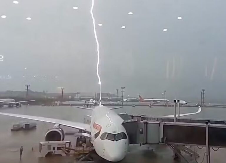 Vídeo flagra momento exato em que avião é atingido por raio durante tempestade em Guarulhos (SP)