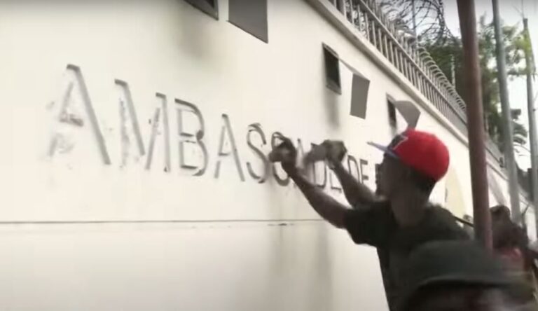 Brasil tem embaixada invadida e bandeira roubada em país africano