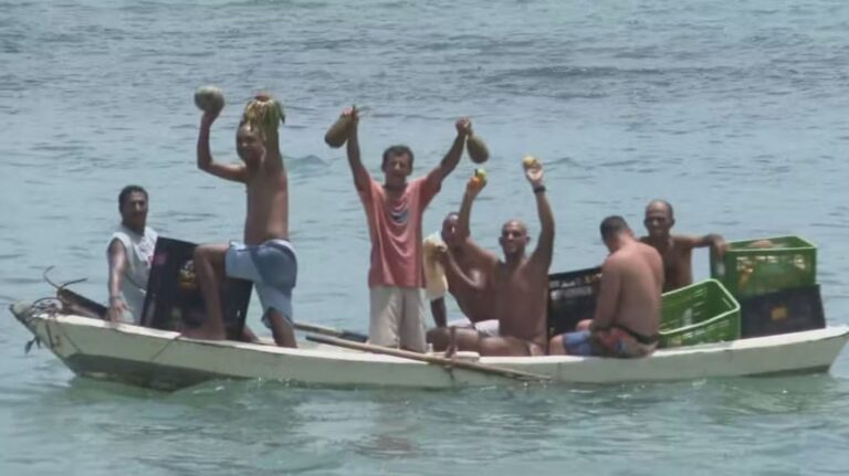 Navio com carga para Fernando de Noronha naufraga, e moradores saqueiam alimentos