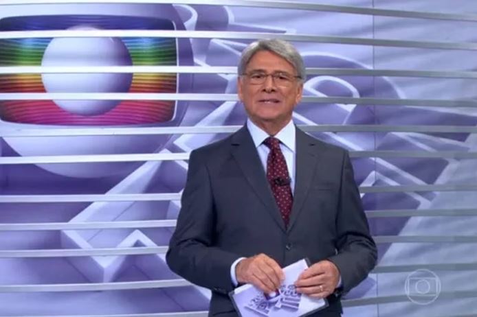 Sérgio Chapelin surge irreconhecível em homenagem a Léo Battista
