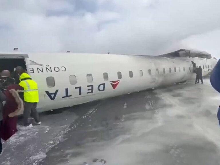 Avião da Delta capota na pista em Toronto, no Canadá