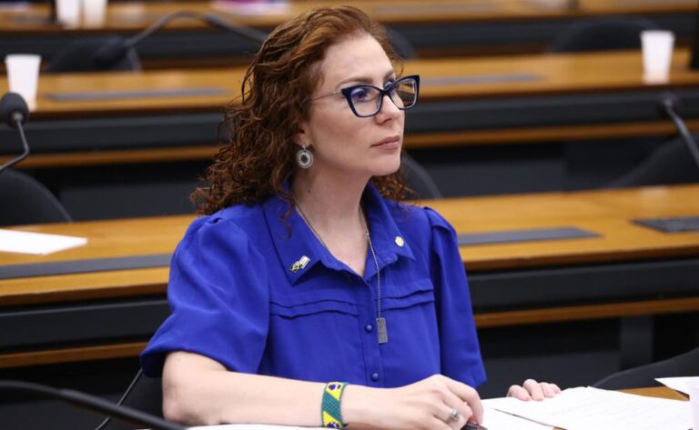 Defesa de Carla Zambelli diz que prisão na Itália é provável