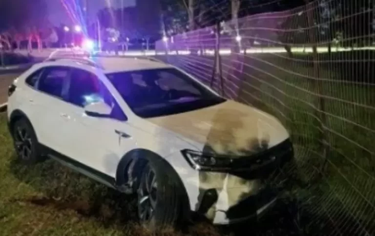 Mulher embriagada bate carro em residência oficial de membro do Governo Lula