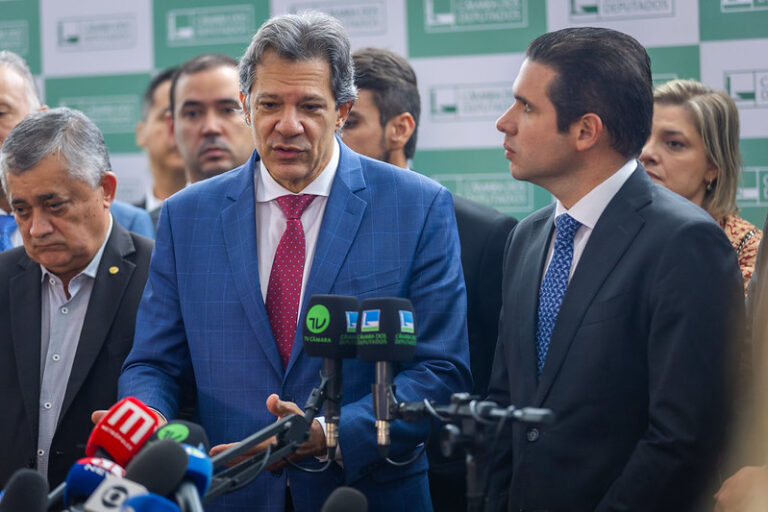 Haddad anuncia acordo que reduz IOF e aumenta outros impostos