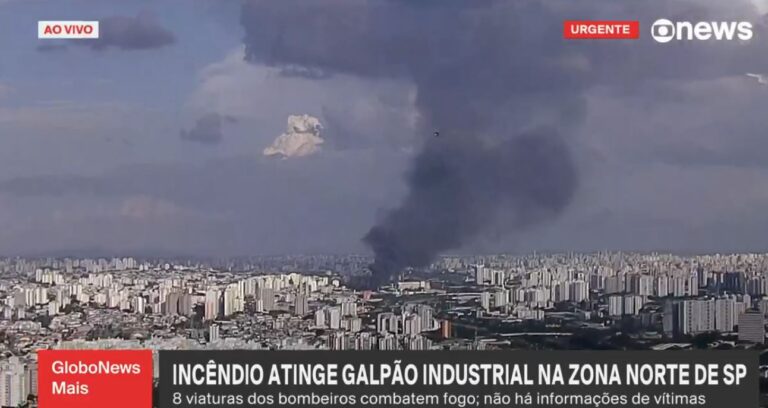 Incêndio de grandes proporções consome galpão na Zona Norte de São Paulo