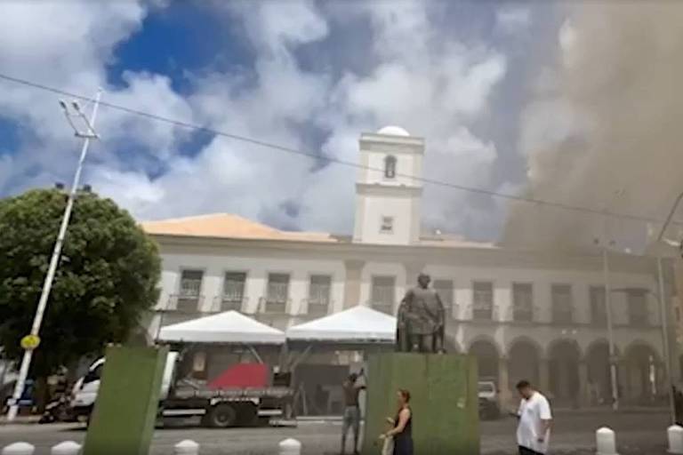 Incêndio atinge prédio da Câmara Municipal de Salvador
