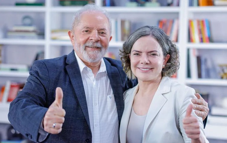 Lula anuncia Gleisi Hoffmann como Ministra de seu governo