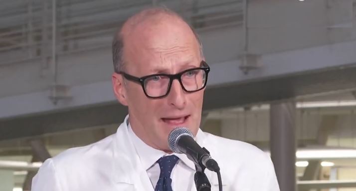 “Não queremos foto do Papa de pijama no jornal, né?”, diz médico do pontífice