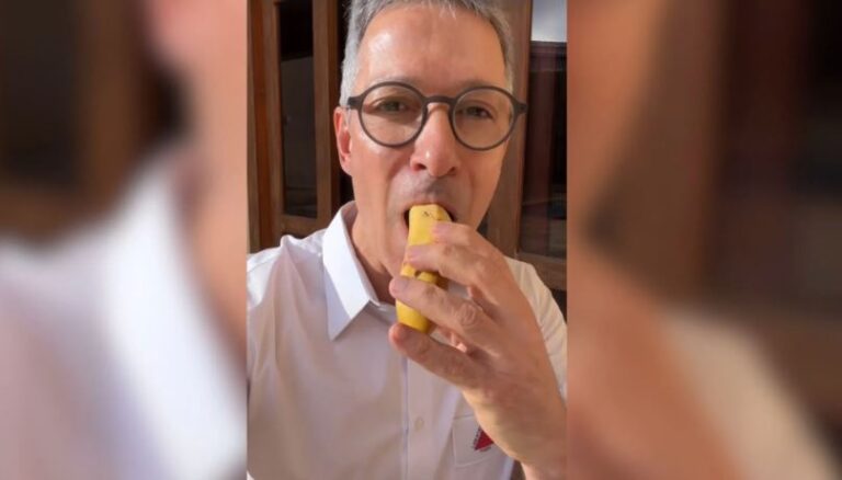 Zema come banana com casca para protestar contra inflação