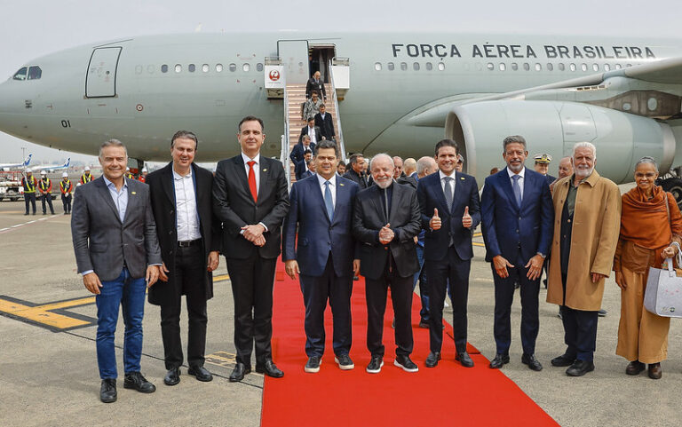 Lula chega ao Japão, e comitiva inchada chama a atenção