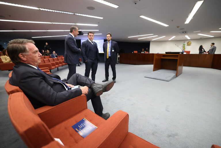 Bolsonaro publica ironia a Alexandre de Moraes durante julgamento