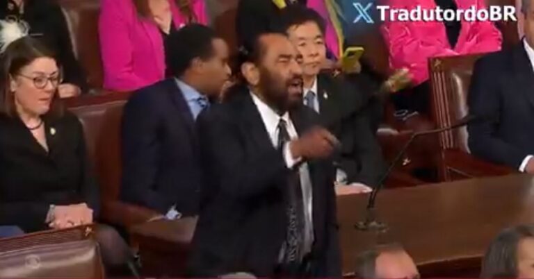 Deputado da oposição é retirado do Congresso após protesto contra Trump