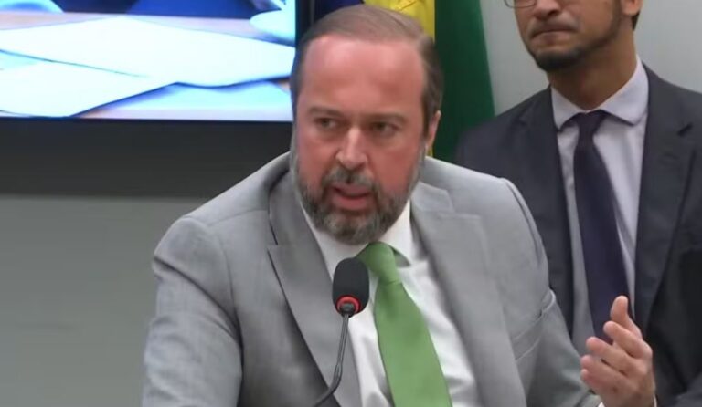 Ministro de Lula defende aumento imediato de etanol na gasolina