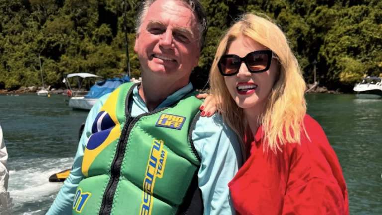 Bolsonaro anda de jet ski em Angra (RJ) e encontra Val Marchiori