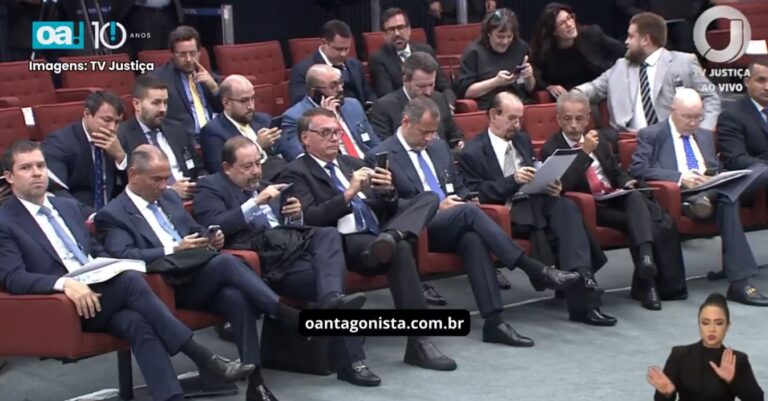 Bolsonaro comparece a seu julgamento no STF
