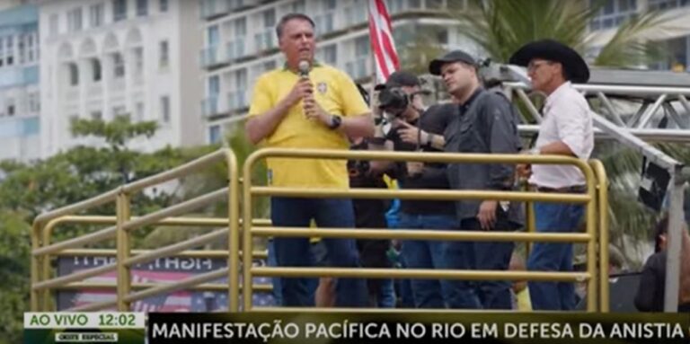 Bolsonaro critica STF e defende anistia em ato na Praia de Copacabana