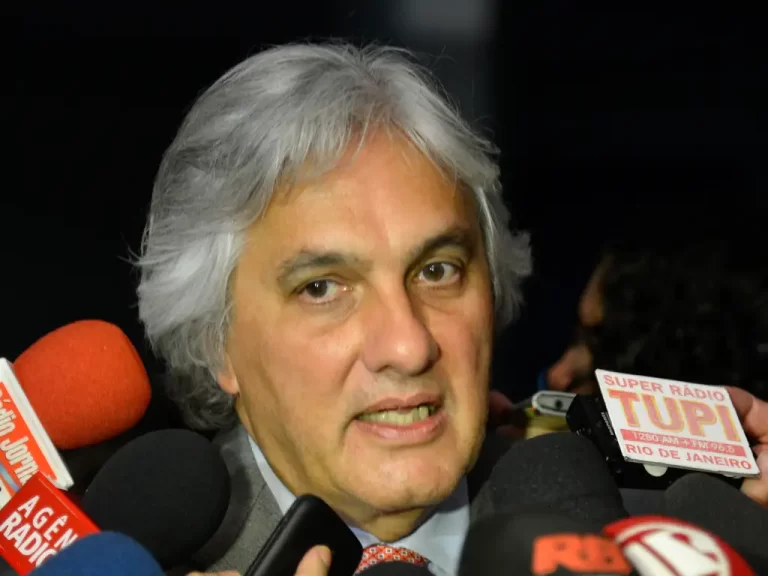 Preso na Lava Jato, Delcídio do Amaral quer ressarcimento da multa paga em delação premiada