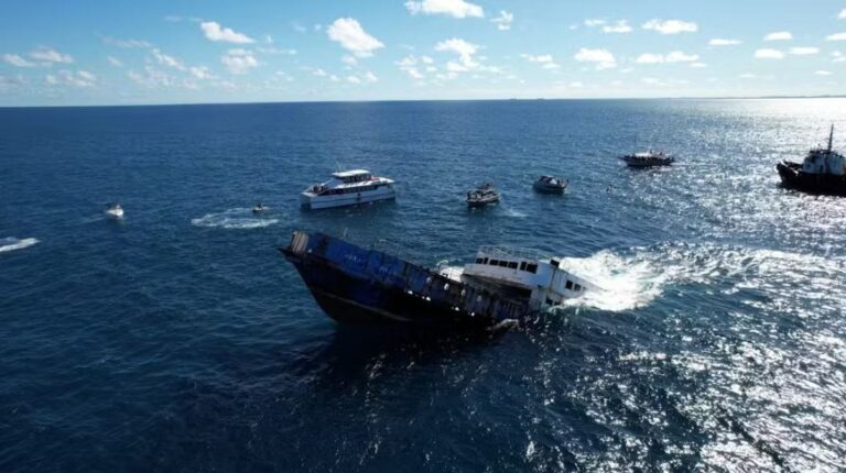 Embarcação é afundada em Salvador para virar turismo subaquático