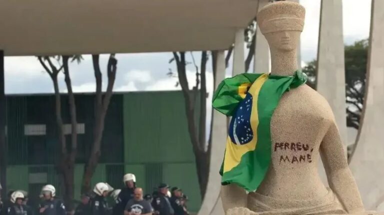 Moraes vota para manter prisão de mulher que escreveu com batom em estátua
