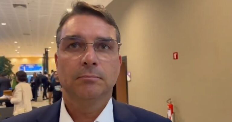 Flávio Bolsonaro anuncia que vai ao SBT na noite de hoje (15)